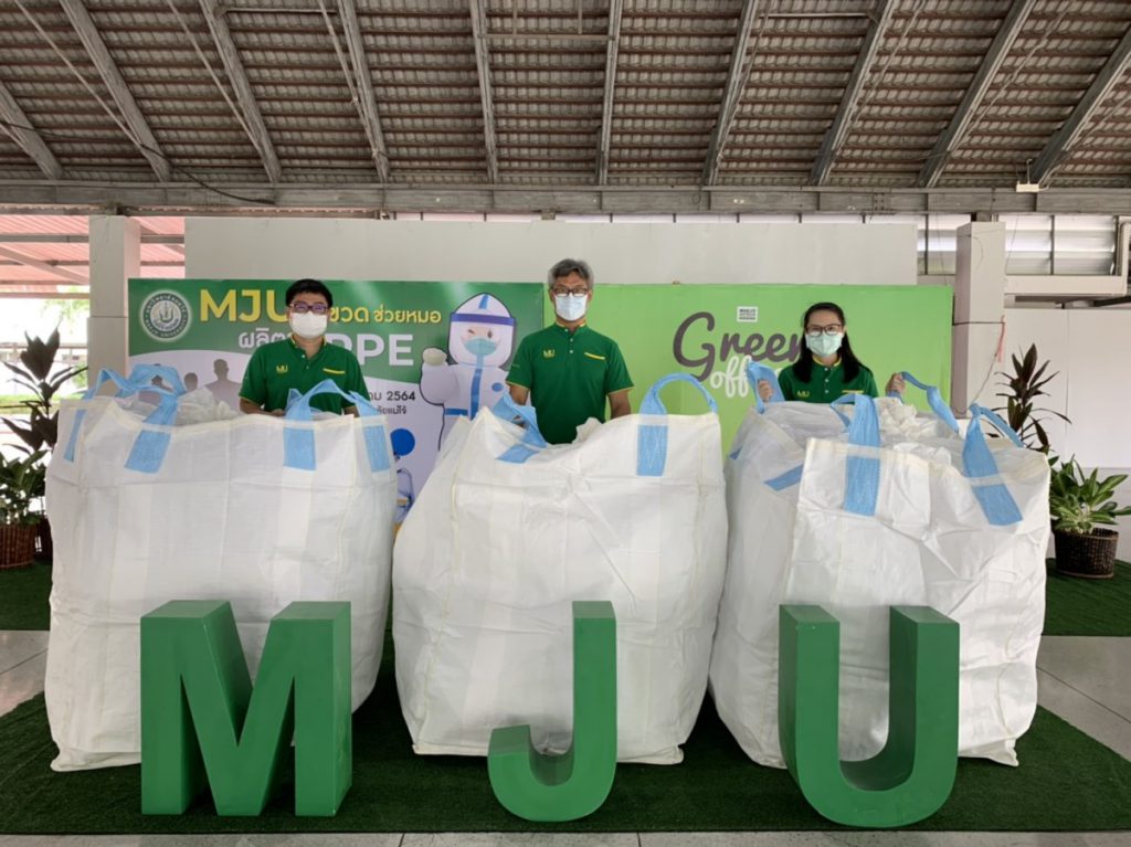 Maejo people join hands to send bottles to help doctors to produce PPE kits to fight against COVID-19