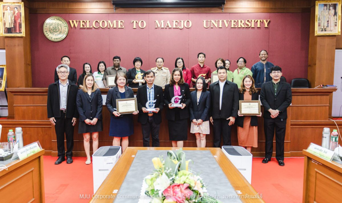 The President of Maejo University presented the G Green award shield and certificate. For agencies that undergo the Green Office assessment for the year 2022